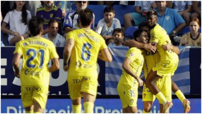 El Cádiz celebra el gol de Sergio Ortuño ante el Málaga. (LaLiga Hypermotion)