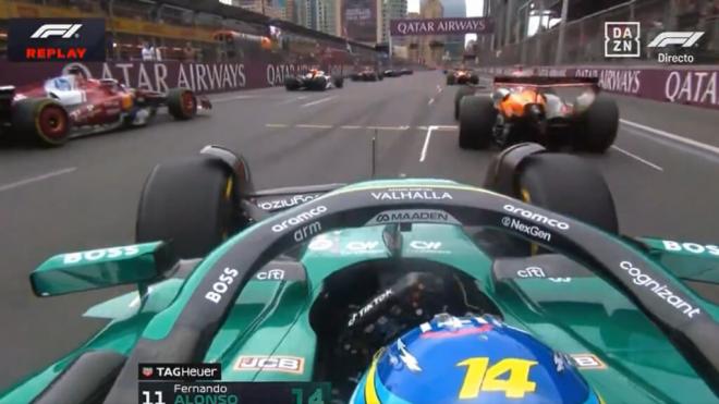 Fernando Alonso, esquivando a Oscar Piastri en Bakú (Foto: F1).