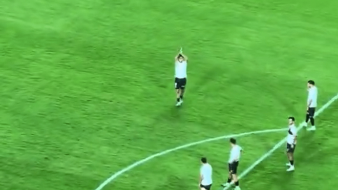 Hugo Duro saluda a la afición del Athletic.