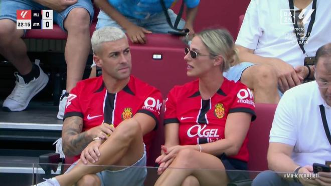 Dani Rodríguez y su mujer viendo el Mallorca- Atleti. (Movistar)