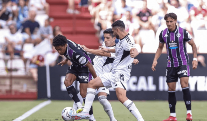 Julien Ponceau protege el balón en el duelo ante el Albacete.