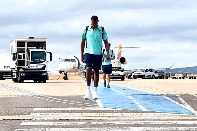 Maroan Sannadi llega en avión a Valencia (Foto: Athletic Club).