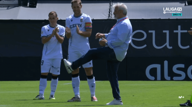 Nayim hace el saque de honor en el Ceuta-Zaragoza.