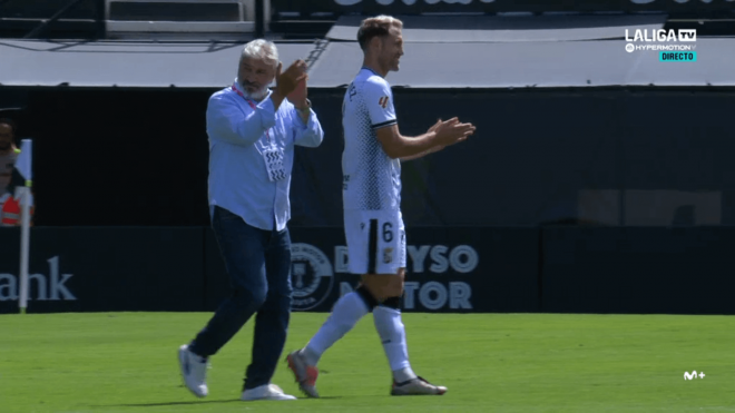 Nayim hace el saque de honor en el Ceuta-Zaragoza.