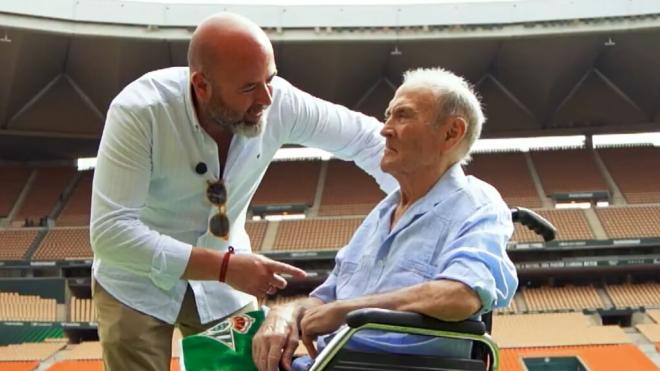 Antonio, junto a su padre Pepe, en La Cartuja.