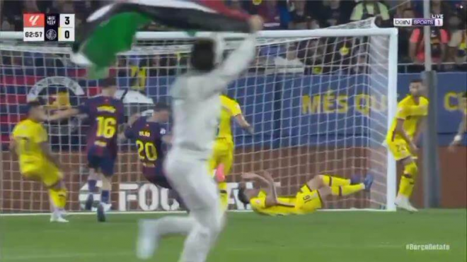 Un espontáneo saltó al campo con la bandera de Palestina justo antes del gol de Dani Olmo ante el