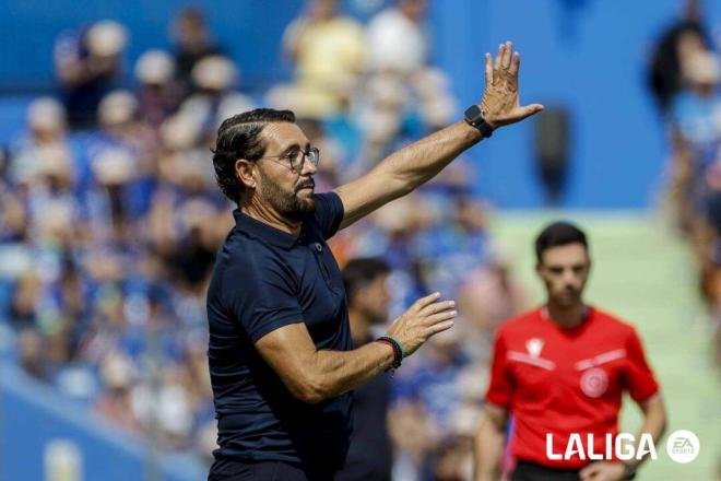 Bordalás da indicaciones a sus jugadores en un partido (FOTO: LALIGA).