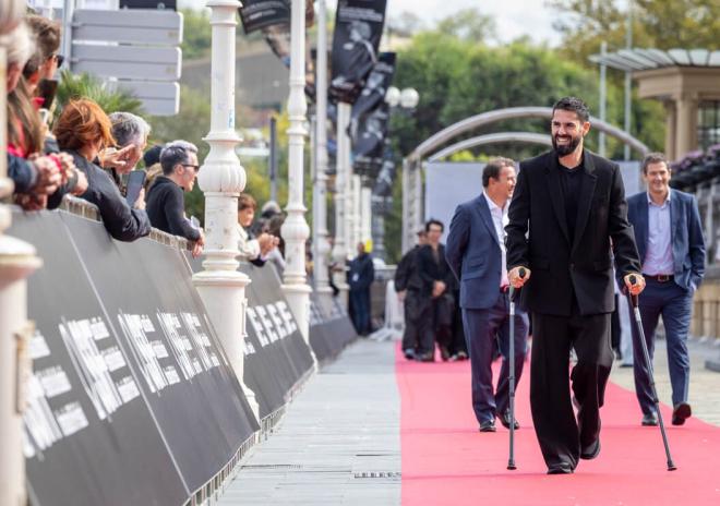 Isco, con muletas, en la alfombra roja del Festival de San Sebastián (Foto: EFE).