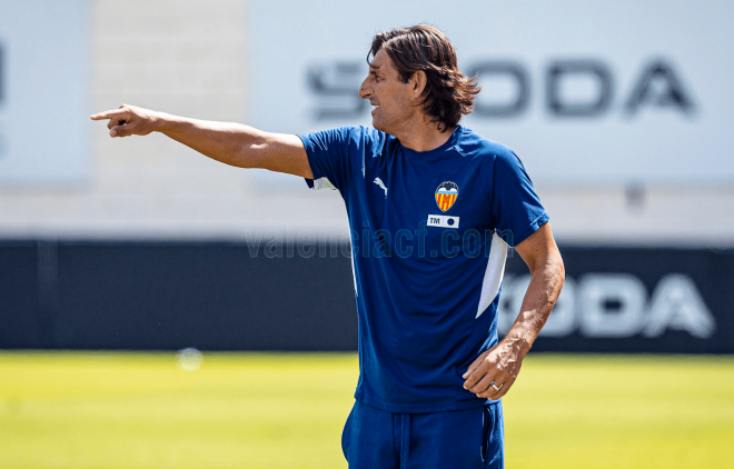Angulo, entrenador del VCF Mestalla (Foto: Valencia CF)