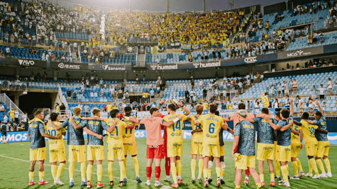 El Cádiz celebra el triunfo en Málaga con su afición (Foto: CCF).