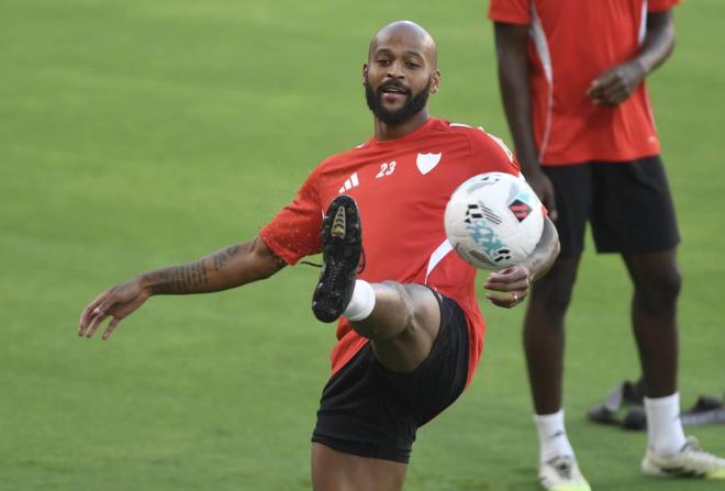 Marcao, entrenando en el Sánchez-Pizjuán (Foto: Kiko Hurtado).
