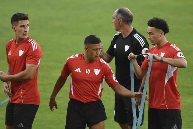 Alexis Sánchez y Rubén Vargas, entrenando en el Sánchez-Pizjuán (Foto: Kiko Hurtado).