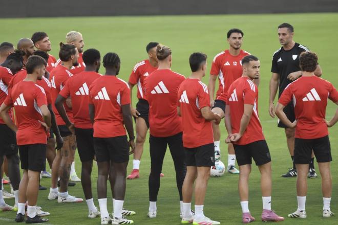 Los jugadores del Sevilla, entrenando en el Sánchez-Pizjuán (Foto: Kiko Hurtado).