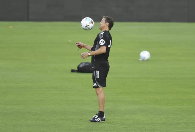Matías Almeyda, entrenador del Sevilla, en la sesión del lunes (Foto: Kiko Hurtado).