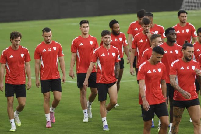 Los jugadores del Sevilla, entrenando en el Sánchez-Pizjuán (Foto: Kiko Hurtado).