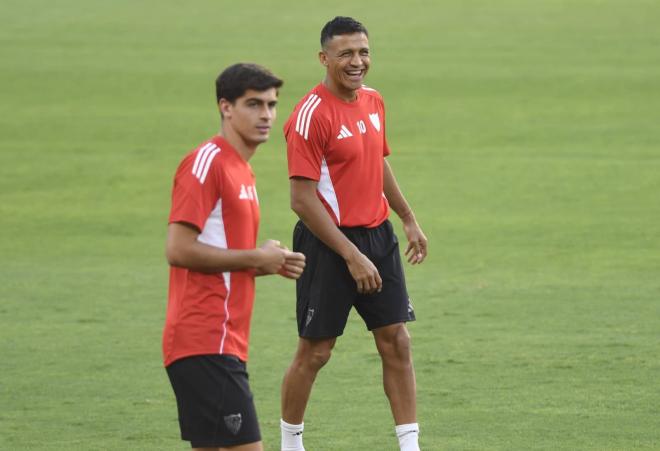 Alexis Sánchez y Juanlu, entrenando en el Sánchez-Pizjuán (Foto: Kiko Hurtado).