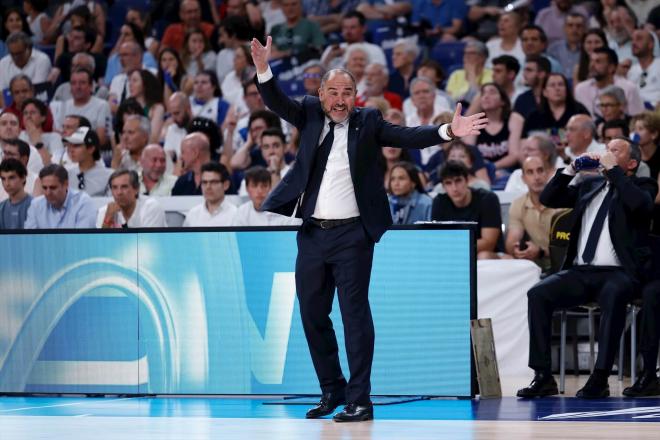 Sergio Scariolo da indicaciones a sus jugadores en su etapa en el Real Madrid (FOTO: Europa Press).