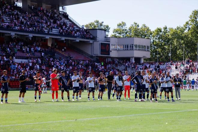 Los jugadores del Celta aplauden tras el partido en Vallecas (FOTO: Europa Press).