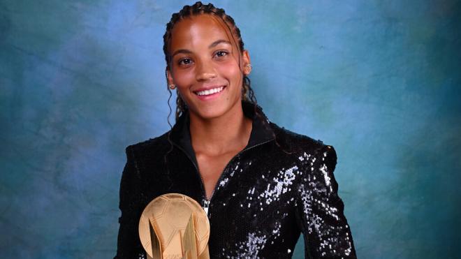 Vicky López con el Trofeo Kopa Femenino (Balón de Oro)