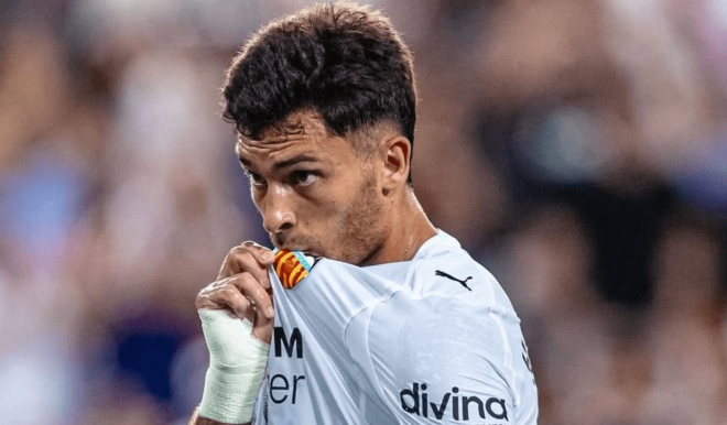Hugo Duro se besa el escudo (Foto: Valencia CF)