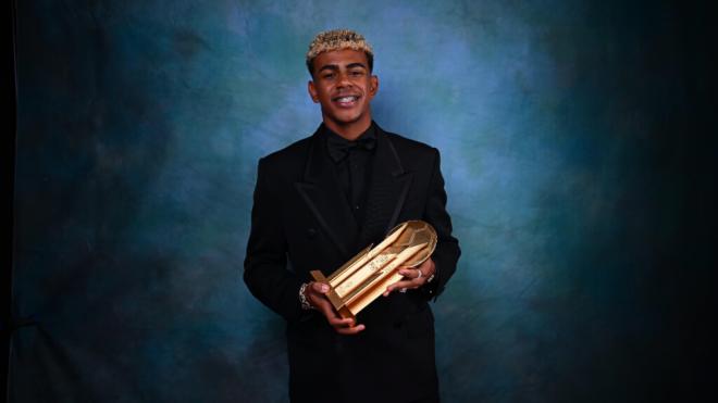 Lamine Yamal posando con el Trofeo Kopa (Cordon Press)