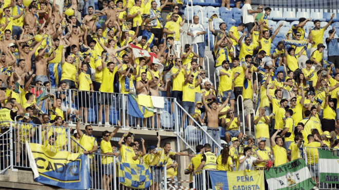 La afición del Cádiz, en Málaga (Foto: CCF).