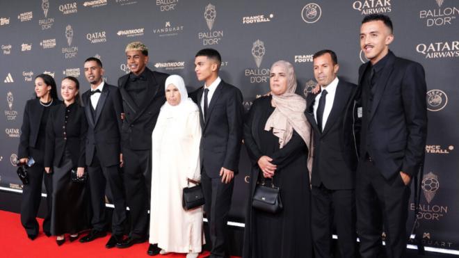 Lamine Yamal posando con su familia en la gala del Balón de Oro (Cordon Press)