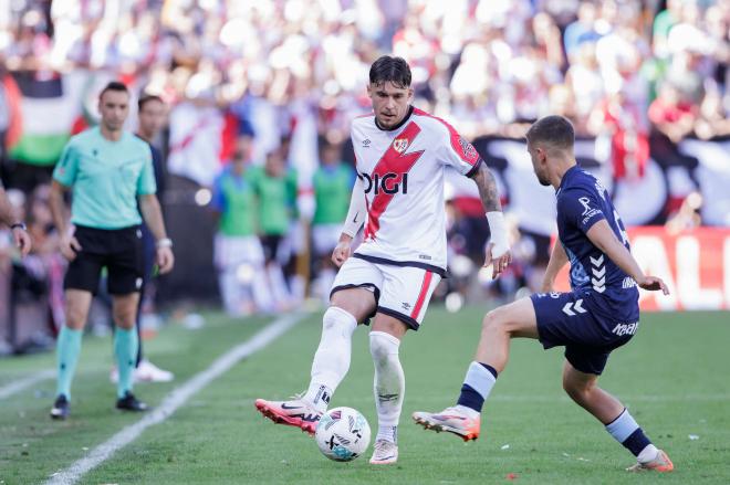 Sergio Carreira defiende a Andrei Ratiu durante el Rayo-Celta (Foto: LALIGA).