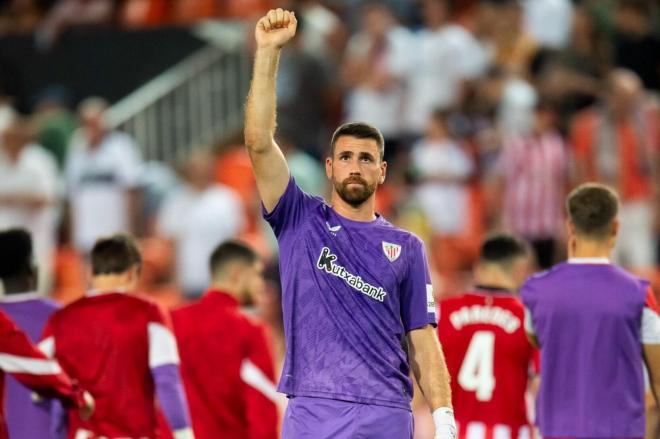 Gesto de Unai Simón a la grada en un partido (Foto: Athletic Club).