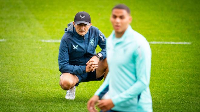 Ernesto Valverde sigue el trabajo de Maroan Sannadi en Lezama (Foto: Athletic Club).