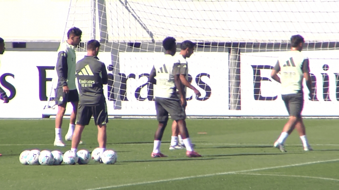 Xabi Alonso muy pendiente de Vinicius (ElDesmarque)