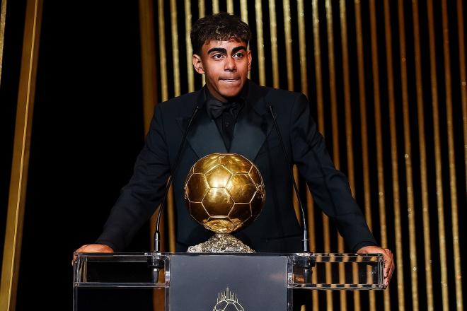 Foto generada por IA de Lamine Yamal ganando el Balón de Oro (ChatGPT)