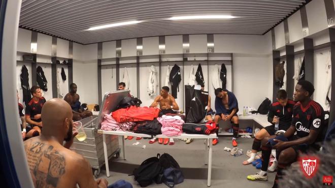 Alexis Sánchez se dirige a sus compañeros en el vestuario de Mendizorroza.