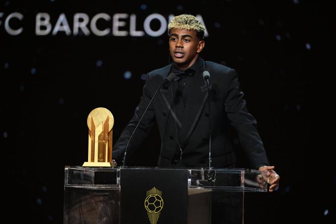 Lamine Yamal con el trofeo Kopa (Cordon Press)