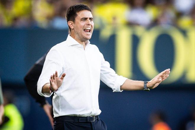 Alessio Lisci da instrucciones en el Villarreal-Osasuna (Foto: Cordon Press).