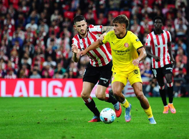 Hugo Rincón pelea un balón con Oihan Sancet en el Athletic-Girona (Foto: LALIGA).