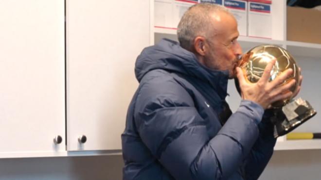 Luis Enrique besando el Balón de Oro de Dembélé (X: @PSG_espanol)