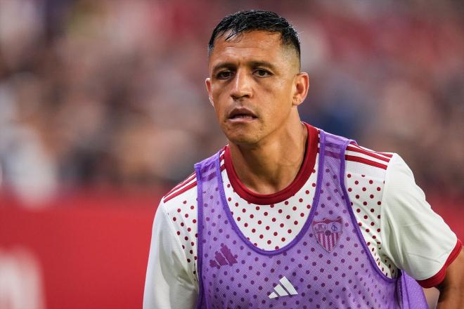 Alexis Sánchez, con el peto en un calentamiento con el Sevilla (FOTO: Europa Press).