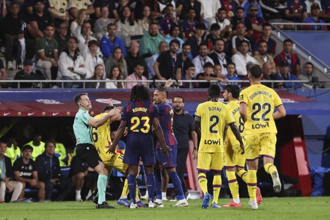 Empujón de Raphinha a Diego Rico en el Barcelona-Getafe (FOTO: Europa Press).