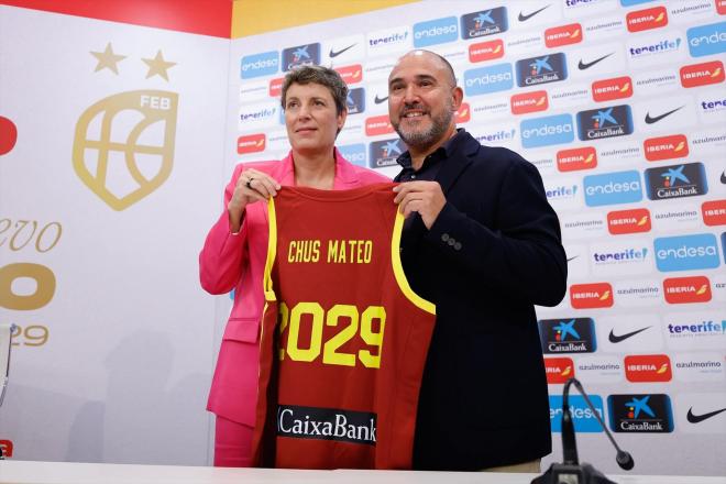 Elisa Aguilar y Chus Mateo, en la presentación del nuevo seleccionador de España (Europa Press)