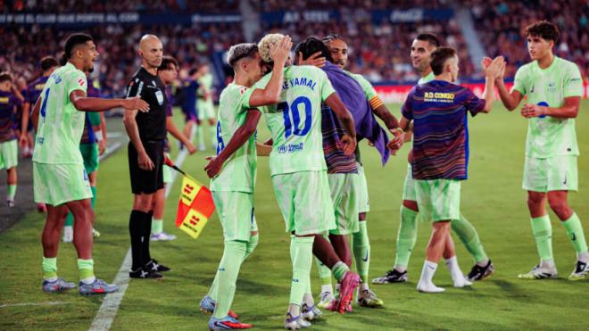 Lamine Yamal celebrando un gol con sus compañeros del FC Barcelona