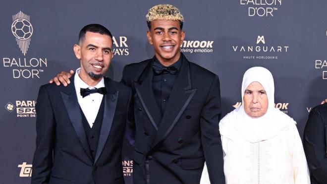 Mounir Nasraoui, Lamine Yamal y Fátima en la alfombra del Balón de Oro (Cordon Press)