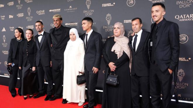 Lamine Yamal, su familia y agente en la gala del Balón de Oro (Cordon Press)