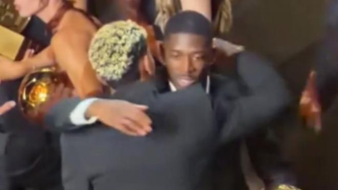 Lamine Yamal y su abrazo con Dembélé (Foto: Cuenta 433)