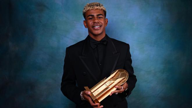 Lamine Yamal con el trofeo Kopa (Cordon Press)
