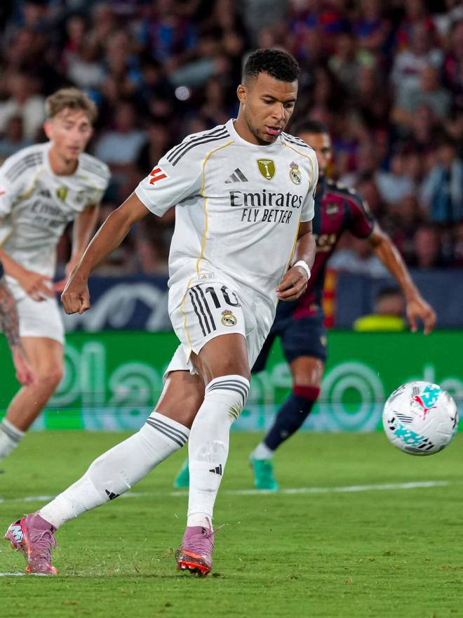 Kylian Mbappé anotando de panenka (Cordon Press)