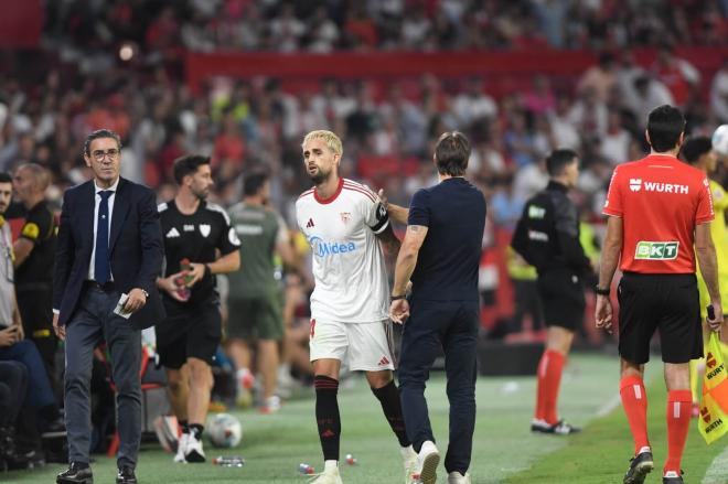 Matías Almeyda, felicitando a Adnan Januzaj (Foto: Kiko Hurtado).