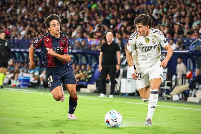 Carlos Álvarez ante Fran García en el Levante-Real Madrid (foto: Cordon Press).