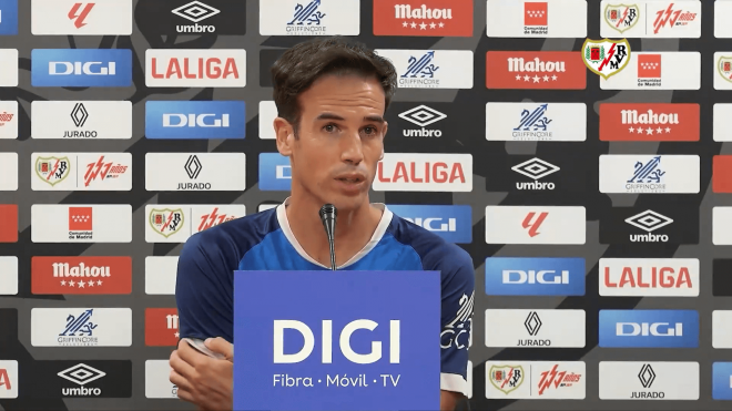 Íñigo Pérez, en sala de prensa con el Rayo Vallecano.