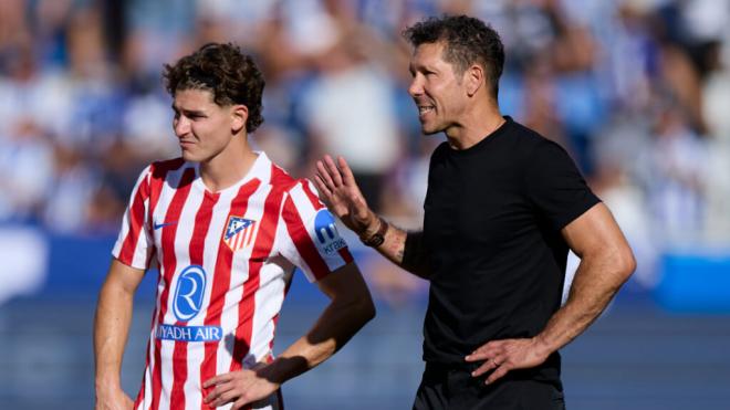 Julián Álvarez y Diego Pablo Simeone (Fuente: Cordon Press)